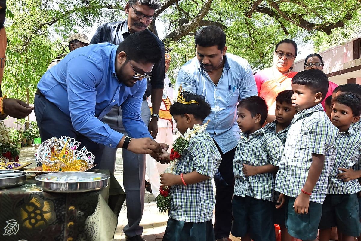 நெல்லை பள்ளிகள் திறப்பு: 'மலர் மாலைகள், கிரீடங்கள், இனிப்புகள்' - மாணவர்களுக்கு வரவேற்பு | Photos