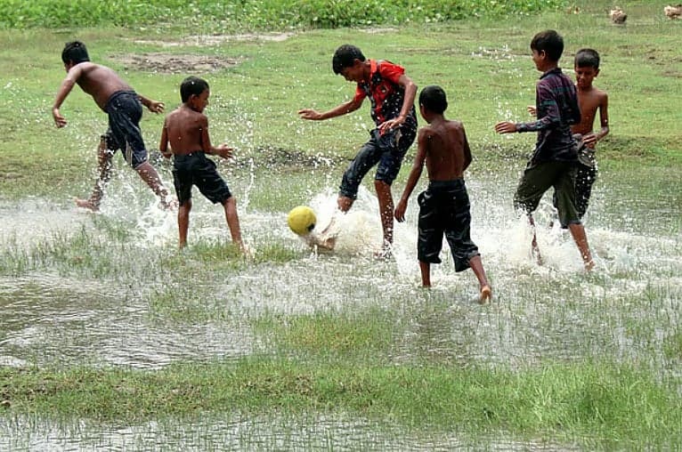 শৈশব কি খেলার মাঠ ছেড়ে মুঠোফোনে বন্দী হলো