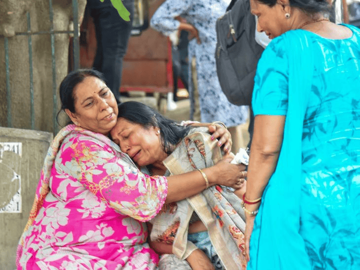 दिल्ली आग हादसे में 21 की मौत, 11 विदेशी:होटल मालिक गिरफ्तार, परिवार के साथ फंसे CA ने फोन पर कहा था- शायद नहीं बच पाएंगे