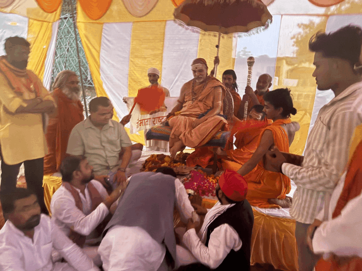 शंकराचार्य अविमुक्तेश्वरानंद ने चौराहे पर बिताई रात:बोले- कन्नौज में जिसके यहां रुकना था, उसे प्रशासन ने धमकाया; इसलिए जमीन पर सोए