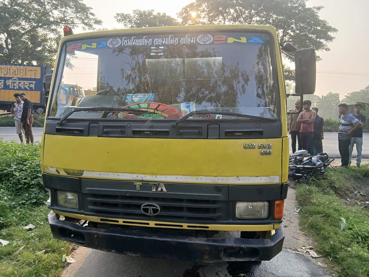 ট্রাকচাপায় মোটরসাইকেল আরোহী, বাসচাপায় পথচারী নিহত