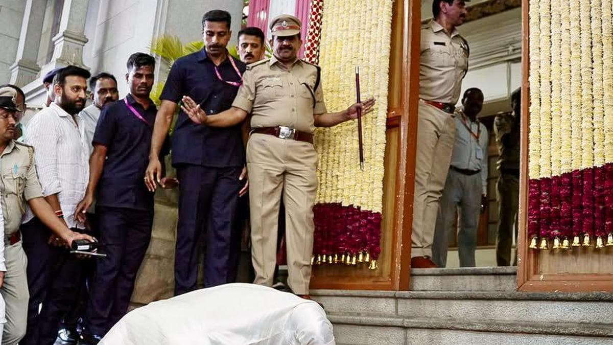 DKS bows to Vidhana Soudha steps before his first entry
